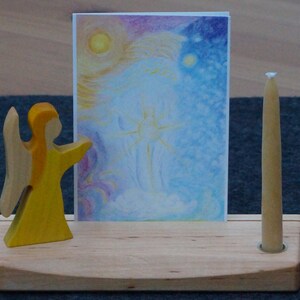 Engelkartenständer Geburt Geburtstag Kerzenständer Postkartenständer groß aus Erlenholz geölt Engel gelb Jahreszeitentisch