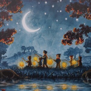 Könnte beinhalten: Aquarellmalerei einer Nachtszene mit Kindern, die Laternen tragen. Ein Halbmond und Sterne beleuchten den Himmel über Bäumen mit rot-orangem Laub. Die Kinder gehen an einem grasbewachsenen Ufer entlang, das sich im Wasser spiegelt.