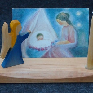 Engelkartenständer Geburt Geburtstag Kerzenständer Postkartenständer groß aus Erlenholz geölt Engel blau Jahreszeitentisch