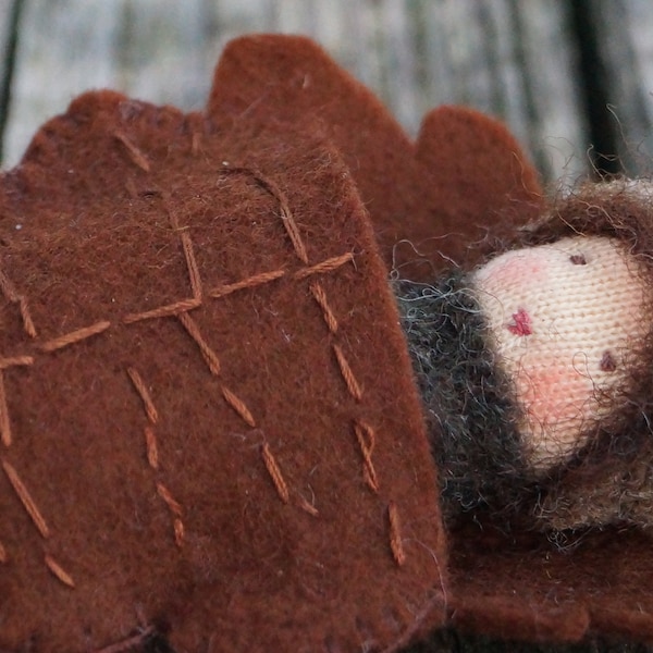 Eichelkind im "Schlafsäckchen" Jahreszeitentisch Herbst reiner Wollfilz Puppentrikot