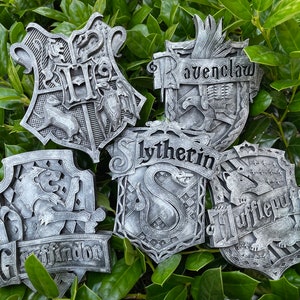 NEW Wizard House Plaque Crest Crests Sign Wall Art Home Decor Gift Custom Silver Finish Bronze Ornament Wand Stand Magnet Options 9 3/4