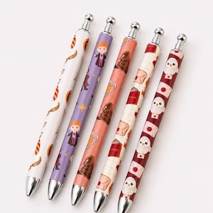 Peut inclure: Cinq stylos à bille avec des pointes et des sommets argentés. Chaque stylo présente un design différent, notamment un vif d'or, un sorcier de dessin animé, un chapeau de sorcier, une lettre et un hibou. Les stylos sont blancs, violets, roses et bordeaux.