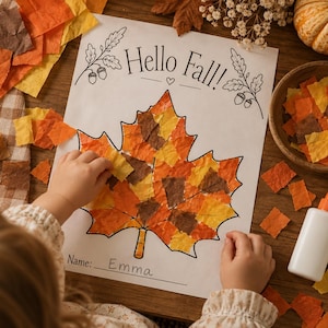 Può includere: Un foglio di carta bianco per lavoretti con la scritta Hello Fall e disegni al tratto di ghiande e foglie. Il contorno di una grande foglia d'acero è parzialmente riempito con piccoli quadrati di carta velina arancione, gialla e marrone.