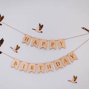 Faixa de aniversário de madeira – Decoração de festa personalizada com gansos voadores e nome personalizado