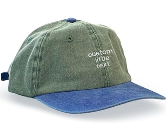 Könnte beinhalten: Eine grüne und blaue Baseballkappe mit dem Text "custom little text", der auf der Vorderseite gestickt ist.