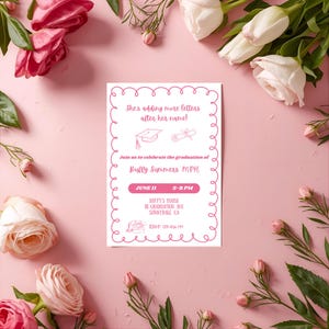 Puede incluir: Una invitación de graduación rosa con un borde decorativo y texto. El texto dice "¡Ella está agregando más letras a su nombre!" e invita a los invitados a celebrar la graduación de MPH de Buffy Summers. Incluye fecha, hora e información de RSVP.