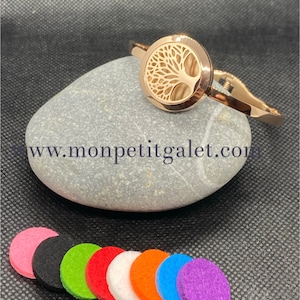 Può includere: Braccialetto diffusore di oli essenziali in oro rosa con un design ad albero della vita. Il braccialetto viene fornito con un set di 10 cuscinetti in feltro colorati per diffondere oli essenziali.