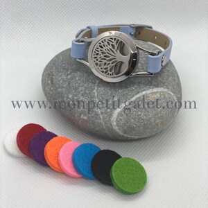 Può includere: Un braccialetto in pelle blu chiaro con un ciondolo diffusore in acciaio inossidabile a forma di albero della vita. Il braccialetto viene fornito con un set di 10 cuscinetti in feltro di vari colori, tra cui bianco, rosso, viola, arancione, rosa, blu, nero e verde.