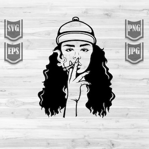 Può includere: Illustrazione in bianco e nero di una donna con i capelli ricci che indossa un berretto da baseball e fuma una sigaretta.