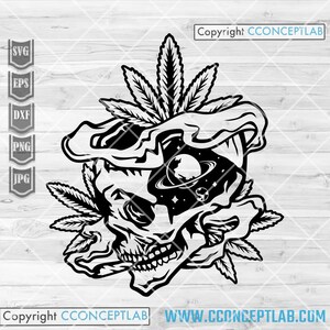 Könnte beinhalten: Schwarz-weiß-Illustration eines Schädels mit einer Galaxie in seinem Kopf. Der Schädel ist von Marihuanablättern umgeben.