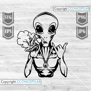 Puede incluir: Ilustración en blanco y negro de un extraterrestre fumando un porro con un colgante de hoja de marihuana. El extraterrestre lleva un collar con un colgante de hoja de marihuana. El extraterrestre está haciendo un gesto con la mano derecha.