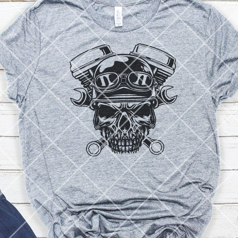 Op de afbeelding: Zwart-wit grafisch ontwerp van een schedel met een motorhelm en een bril met twee kruisende moersleutels erachter.