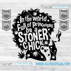 Könnte beinhalten: Schwarz-weiß Grafikdesign mit einer Silhouette einer Frau mit Afro, die eine Zigarette raucht. Der Text lautet: "In the world Full of princesses be a STONER CHICK". Enthält Cannabisblätter und Sternakzente.