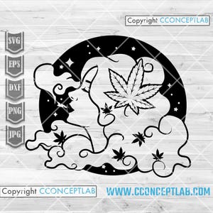 Peut inclure: Graphique noir et blanc représentant le profil d'une femme fumant, une feuille de cannabis et des nuages tourbillonnants. Le design est placé sur un ciel étoilé dans un cadre circulaire. Icônes de type de fichier et adresse du site web incluses.