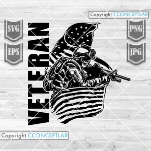 Puede incluir: Gráfico en blanco y negro de un soldado con equipo de combate, sosteniendo un rifle, con una bandera estadounidense de fondo. La palabra "VETERAN" se muestra verticalmente. Copyright CCONCEPTLAB también se muestra.