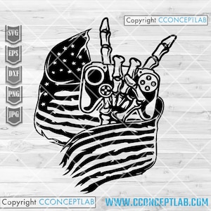 Puede incluir: Ilustración en blanco y negro de una mano esquelética sosteniendo un mando de videojuego, con una bandera estadounidense drapeada detrás. La mano está haciendo el signo de la paz con dos dedos. La bandera está rasgada y desgastada.