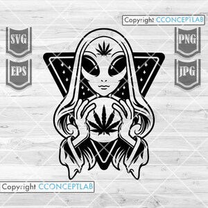 Puede incluir: Ilustración en blanco y negro de una mujer extraterrestre con un tercer ojo sosteniendo una hoja de marihuana en un círculo. La extraterrestre lleva una túnica con capucha y está rodeada de un triángulo con estrellas.