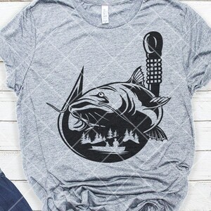 Pu&ograve; includere: Un design grafico in bianco e nero di un pesce gatto su un amo da pesca. Il pesce gatto &egrave; in un cerchio con una silhouette di una foresta e una persona in barca sullo sfondo.