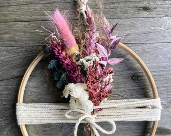 Wanddeko: Holzring mit Trockenblumenstrauß, Fensterdeko zum Hängen, Strauß im Ring, hängend, Bambusring, violett pink