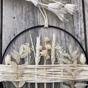 Frühlingshafte Wanddeko: weißer Ring mit Trockenblumen gebleicht / weiße Blumen, Fensterdeko zum Hängen, Boho Deko Trend, hängend Bild 10