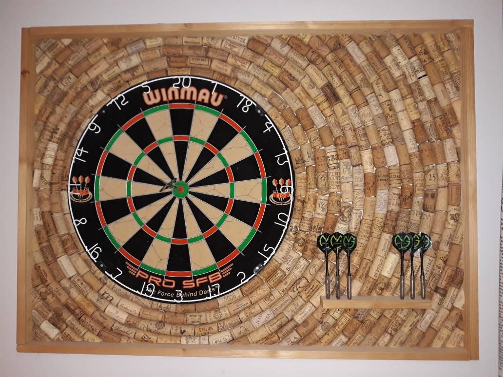 Dartboard / Dartscheibe Winmau / Surround mit Umrandung aus Weinkorken als  Pfeilfang, tolles Geschenk Geschenkidee - .de