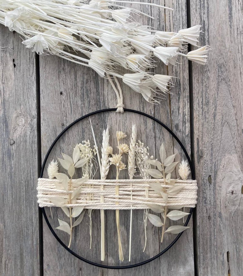 Frühlingshafte Wanddeko: weißer Ring mit Trockenblumen gebleicht / weiße Blumen, Fensterdeko zum Hängen, Boho Deko Trend, hängend Bild 9