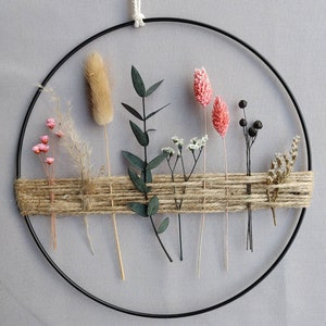 Der Frühling kommt: Trockenblumenkranz, Schwarzer Metallring mit Trockenblumen & Eukalyptuszweig, Fensterdeko zum Hängen, Boho Deko Trend Bild 5