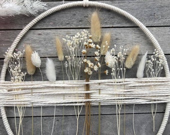 Trockenblumenkranz: mit Makramee-Garn umwickelter Ring mit Trockenblumen (weiß / naturfarben) Fensterdeko zum Hängen, Flowerhoop Frühling