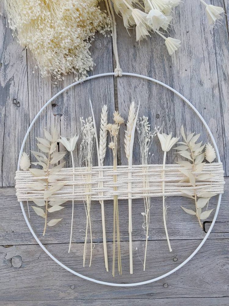 Frühlingshafte Wanddeko: weißer Ring mit Trockenblumen gebleicht / weiße Blumen, Fensterdeko zum Hängen, Boho Deko Trend, hängend Bild 1