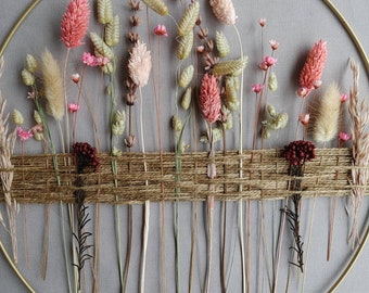 Sommerliche Wanddeko: Metallring mit Trockenblumen (bunte Blumenwiese) Fensterdeko zum Hängen, Boho Deko Trend, Flowerhoop