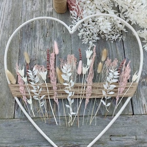 Geschenkidee für jeden Anlass / Muttertag: Herz mit Trockenblumen, Wanddekoration zum Hängen, hängende Fensterdeko, zarte Farben / rosa