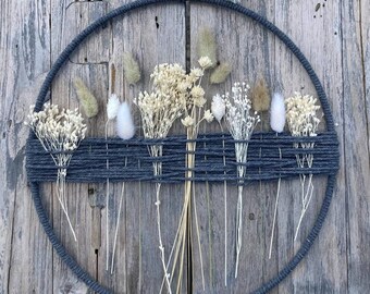 Wanddeko: mit grauem Makramee-Garn umwickelter Ring mit Trockenblumen (weiß / naturfarben) Fensterdeko zum Hängen, Boho Deko / decor