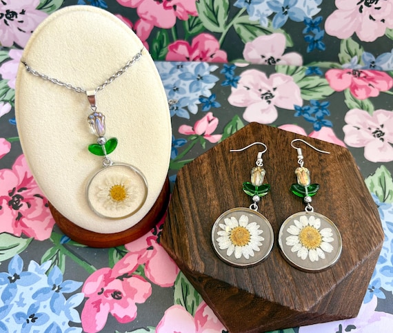 Dried Daisy Jewelry Set: Resin Pendant & Earrings, Silver Hematite, Green Glass