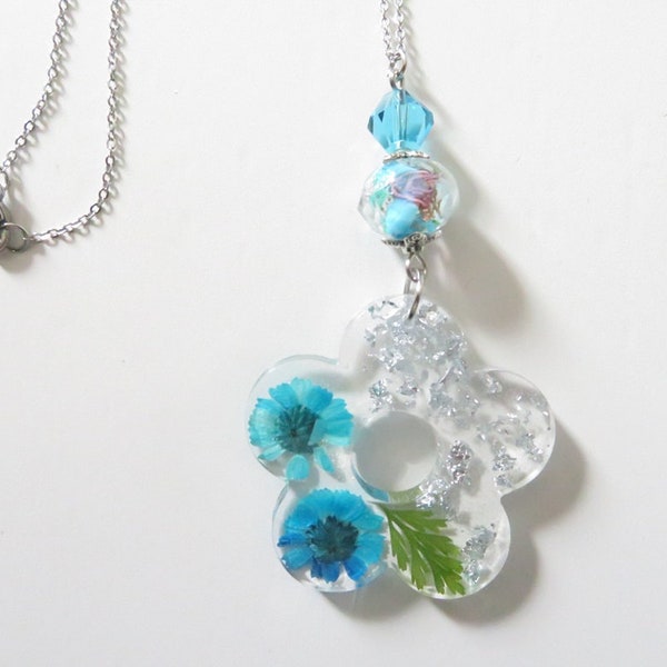 Collier fleurs, collier fleurs séchées bleu turquoise, collier en résine fleurs et flocons argent