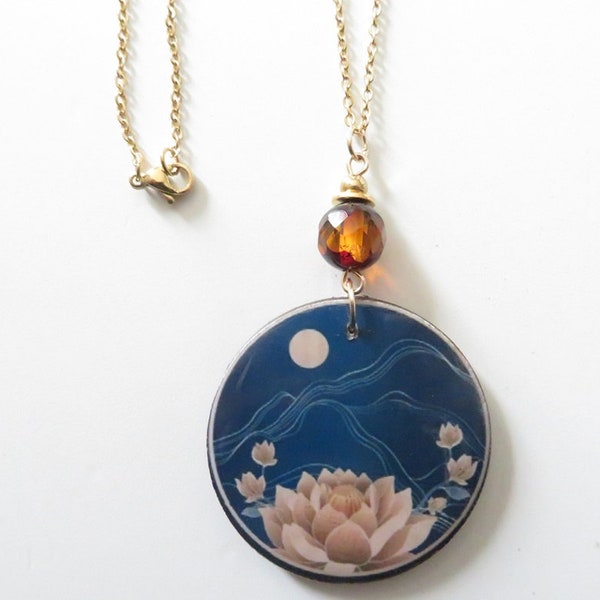 Collier long Ambre de la Baltique et rond en bois et résine fleurs de lotus