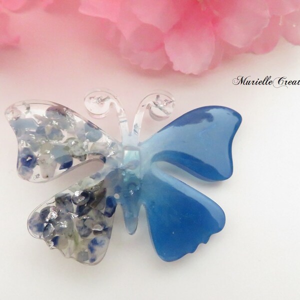 Broche papillon en pierres naturelles Sodalite, flocons argent et résine bleu océan