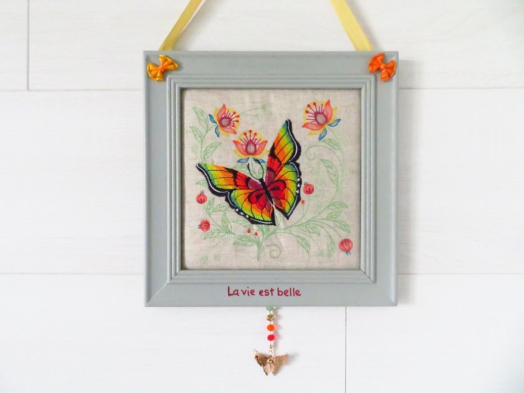 Cadre en Tissu Lin Broderie Papillon - Décoration Maison La Vie Est Belle