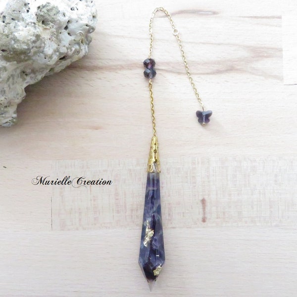 Pendule (grand modèle) orgonite 100% fait main en pierres naturelles Améthyste, flocons or, perles et papillon cristal violet améthyste