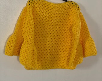 Ein Gelbes Bell Sleeve Top mit Oma Stitch