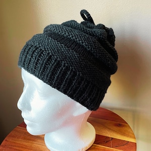Chapéu de inverno tricotado com rabo de cavalo feminino