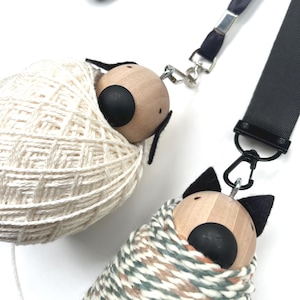 Yarn Pup Wristlet: Portahilos portátil para tejer (gato o perro)