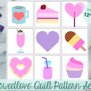 Könnte beinhalten: Ein Set aus neun 30,5 cm großen Quiltblöcken mit verschiedenen süßen Leckereien, darunter ein Cupcake, ein Donut, ein Milchshake, ein Eis am Stiel, ein Kuchen, ein herzförmiger Lolli, ein herzförmiger Donut, eine Milchflasche mit Strohhalm und eine Tasse mit einem Herz. Die Quiltblöcke sind alle in Pastellfarben gehalten und haben ein schlichtes, modernes Design. Der Text 'Sweetlove Quilt Pattern Set' befindet sich am unteren Rand des Bildes.