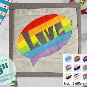 Puede incluir: Un bloque de acolchado cuadrado de 15,24 cm con una burbuja de diálogo arcoíris con la palabra "LOVE" en letras grises. El bloque está hecho de tela e incluye instrucciones para agrandarlo. La imagen también muestra 12 variaciones diferentes del diseño, cada una con un esquema de color diferente.