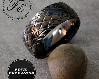Anillo personalizado con diseño de banda de rodadura de neumático negro: alianza de boda de acero inoxidable grabada.