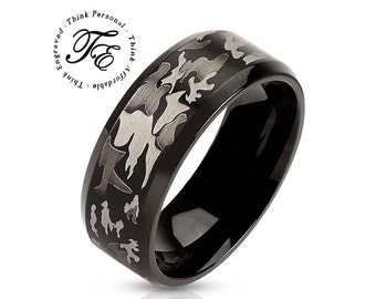 Anillo de promesa para hombre con estampado de camuflaje negro: banda de acero quirúrgico grabada.
