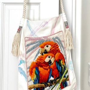 Bolso bandolera retro hecho a mano con bordado de guacamayo y loro tropical reciclado
