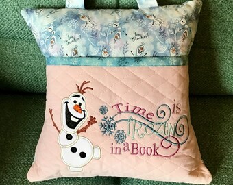 Minnie Mouse reading Pillow.All you need is a Big Bow and a Good Book.100/% Cotton.Travel Pillow.14 inch.Kids Gift.Book sold separately