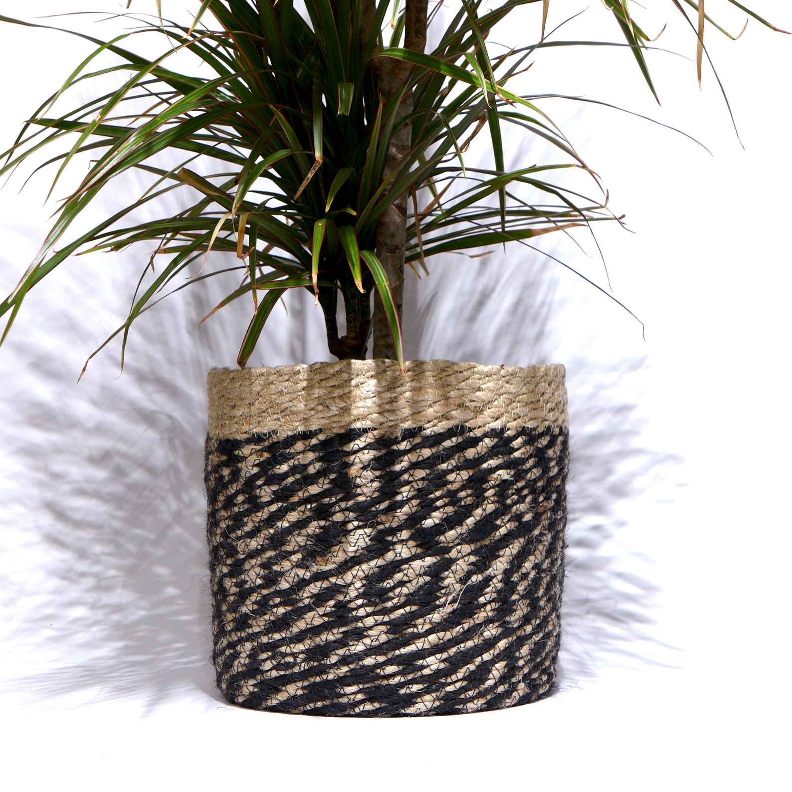 Diagonal storage Lined baskets for plants