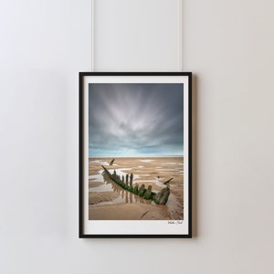 Exposición prolongada y colorida de un naufragio en la playa de Sker, cerca de Kenfig, Porthcawl