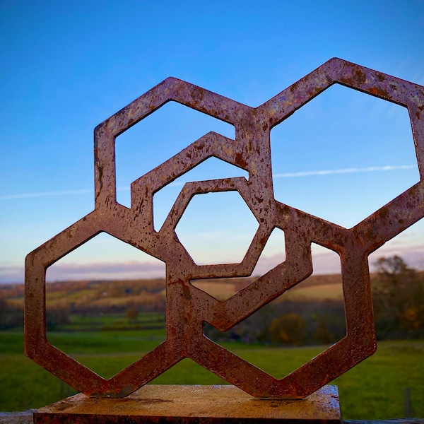 Exterior Rustic Hexagonal Geometric Modern Art View Point Rusty Metal Garden Stake Yard Art  Centre Piece Flower Bed Sculpture  Idea